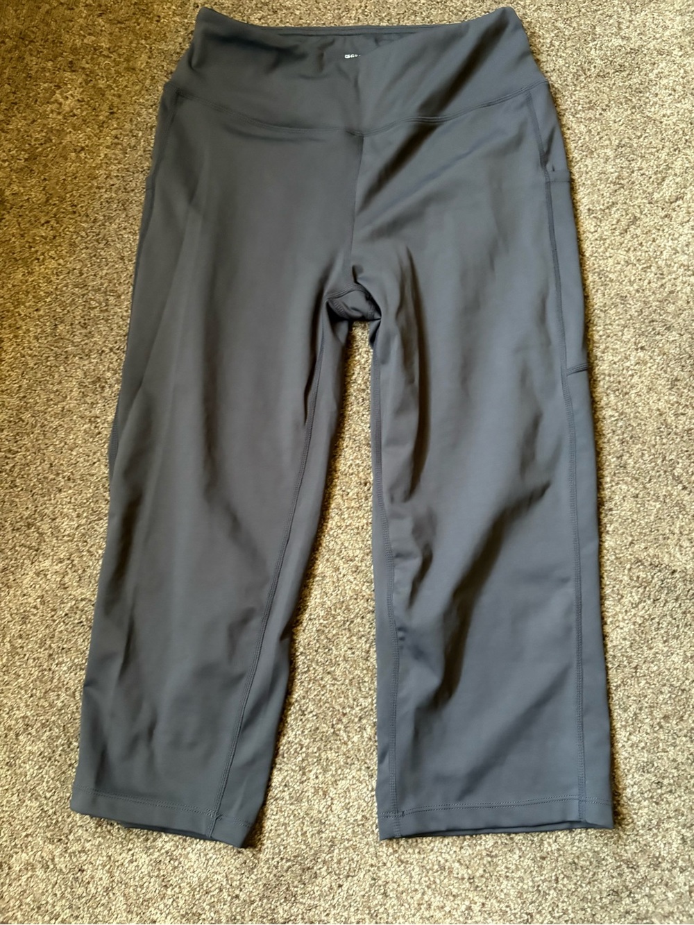 Women’s Darker Gray Performance Capri Leggings
